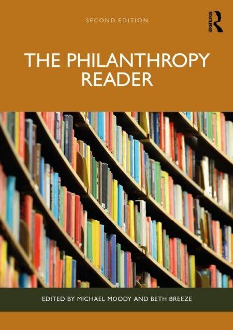 „THE PHILANTHROPY READER, Second Edition, Herausgegeben von Michael Moody und Beth Breeze“. Bücherregal mit bunten Büchern.