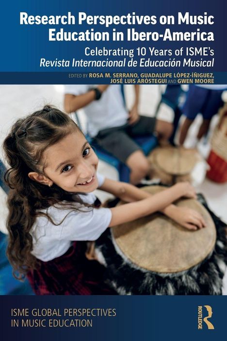 „Research Perspectives on Music Education in Ibero-America“. Ein lächelndes Mädchen trommelt glücklich auf einem Instrument.