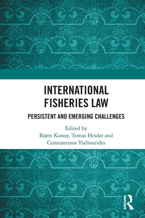 Text: "INTERNATIONAL FISHERIES LAW. PERSISTENT AND EMERGING CHALLENGES. Edited by Bjørn Kunoy, Tomas Heidar, Constantinos Yiallourides." Hintergrund: Muster in Blaugrün mit logo.