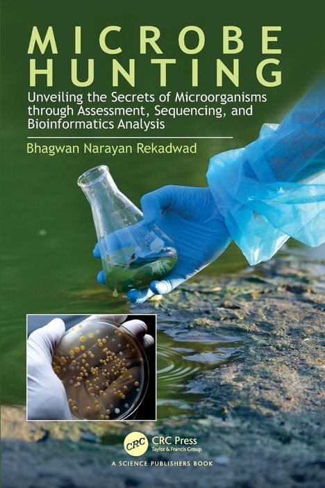 Text: "MICROBE HUNTING", Unveiling die Geheimnisse von Mikroorganismen. Eine behandschuhte Hand hält ein Glas mit grüner Flüssigkeit.