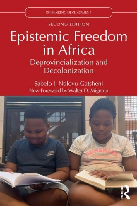 "Epistemic Freedom in Africa: Deprovincialization and Decolonization" von Sabelo J. Ndlovu-Gatsheni. Zwei Kinder lesen Bücher.