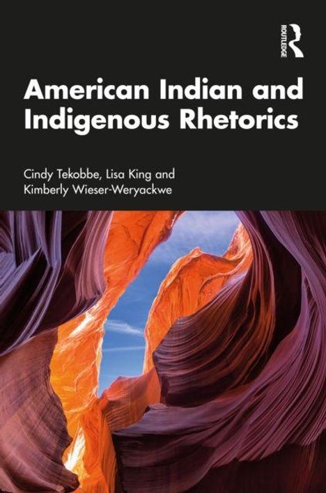 "American Indian and Indigenous Rhetorics" von Cindy Tekobbe, Lisa King, Kimberly Wieser-Weryackwe. Bild von rot-orangefarbenen Felsen.