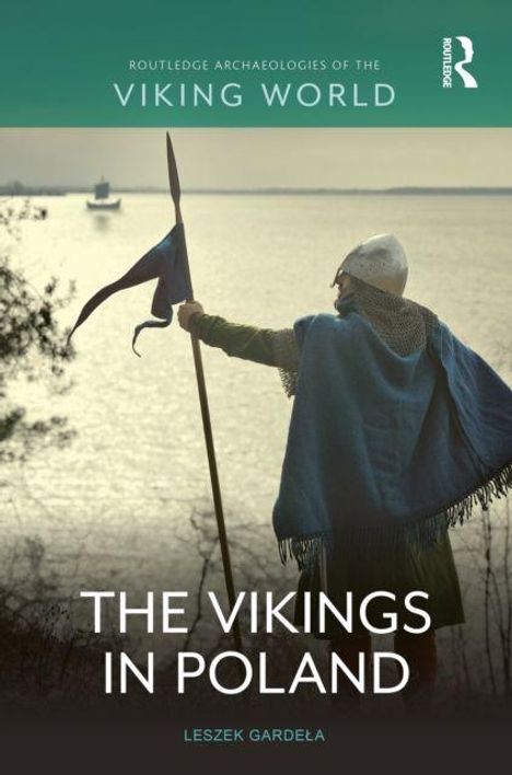 "The Vikings in Poland, Leszek Gardeła." Ein Wikinger mit Helm und Speer blickt aufs Meer, ein Boot im Hintergrund.