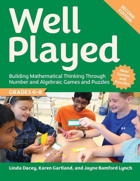 „Well Played“ steht oben. Darunter Kinder an einem Tisch, sie halten bunte Karten und wirken fröhlich.