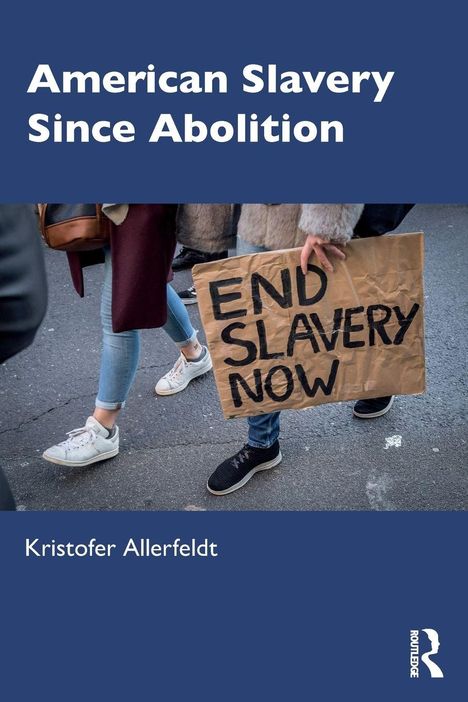 Titel: “American Slavery Since Abolition”. Schild mit Aufschrift: “End Slavery Now”. Schrift in Weiß auf dunkelblauem Hintergrund.