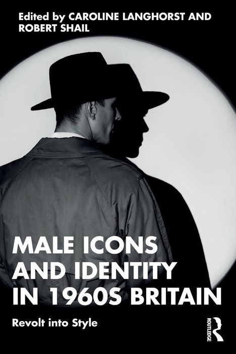 "Male Icons and Identity in 1960s Britain" zeigt einen Mann im Hut, von hinten beleuchtet, neben seinem Schatten.