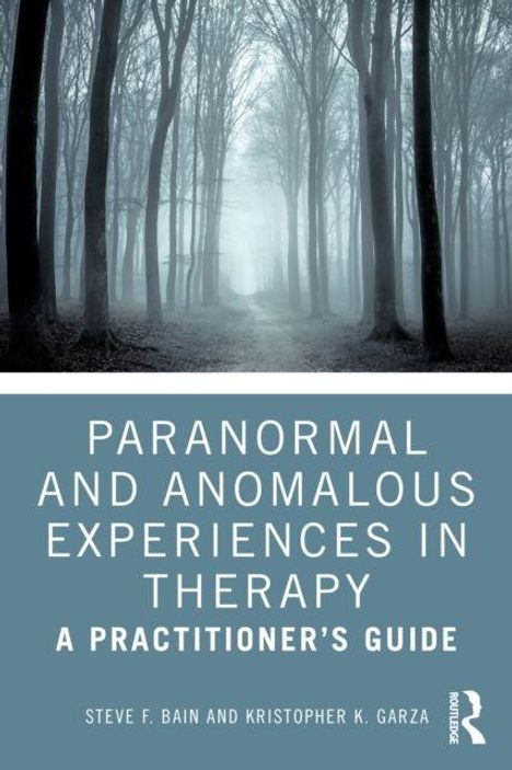 Text: "Paranormal and Anomalous Experiences in Therapy: A Practitioner's Guide." Autoren: Steve F. Bain und Kristopher K. Garza. Oben ein nebliger Waldweg.