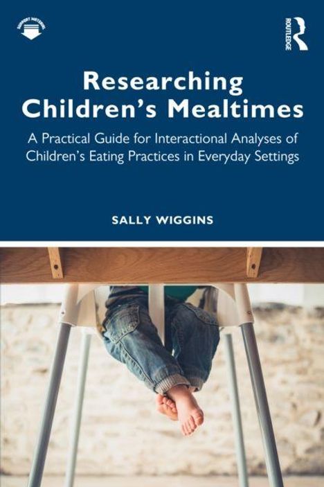 "Researching Children's Mealtimes" von Sally Wiggins. Kind sitzt entspannt unter einem Tisch, Beine baumeln.