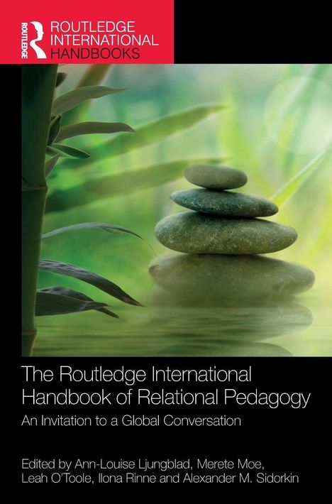 "Routledge International Handbooks" oben, darunter gestapelte Steine und Bambus auf grünem Hintergrund.