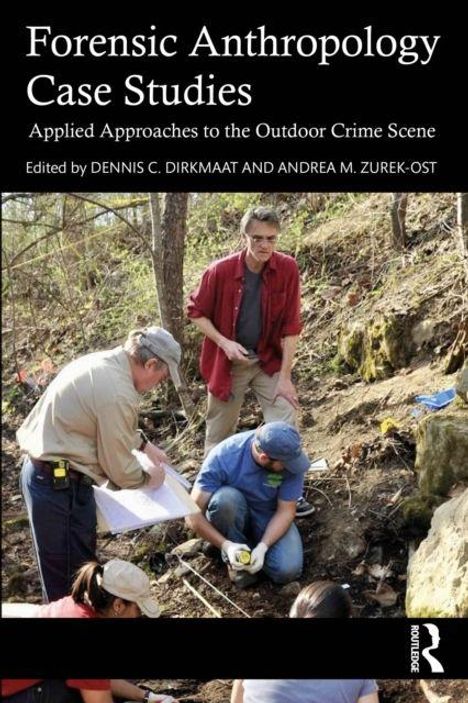 "Forensic Anthropology Case Studies" steht oben. Darunter arbeiten Menschen an einem Abhang im Freien.