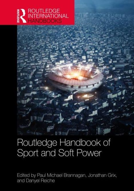 Der Text lautet: "Routledge Handbook of Sport and Soft Power". Stadion in einem dunklen, dichten Stadtgebiet bei Nacht.