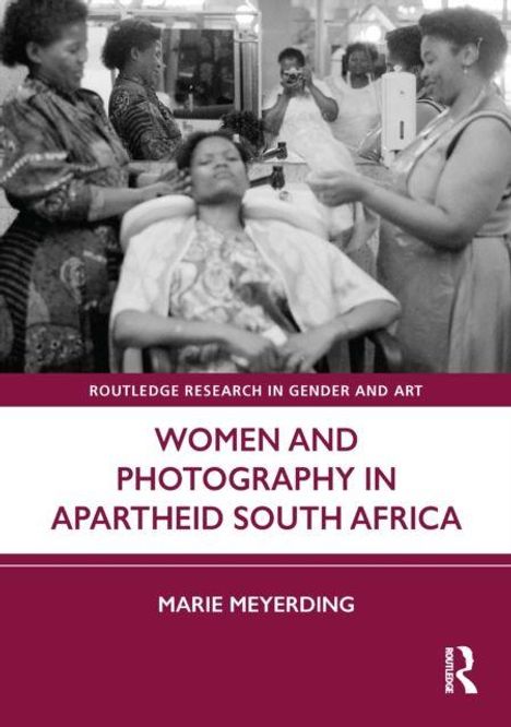 Frauen in einem Friseursalon; Titel: "Women and Photography in Apartheid South Africa" von Marie Meyerding.