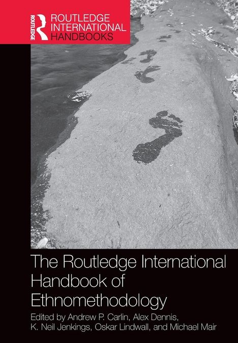 "The Routledge International Handbook of Ethnomethodology" oben links, unten Herausgeber genannt, Fußabdrücke im Sand.