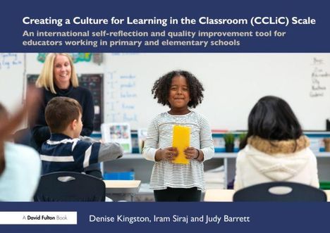 "Creating a Culture for Learning in the Classroom (CCLiC) Scale." Ein lachendes Kind hält ein gelbes Blatt, umgeben von Mitschülern.