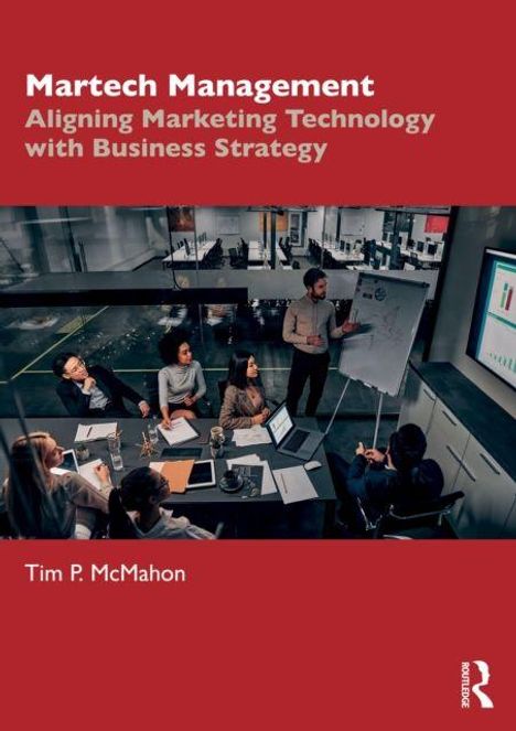 "Martech Management" oben, "Tim P. McMahon" unten. Menschen in Meetingraum um Tisch, Präsentation an Flipchart.