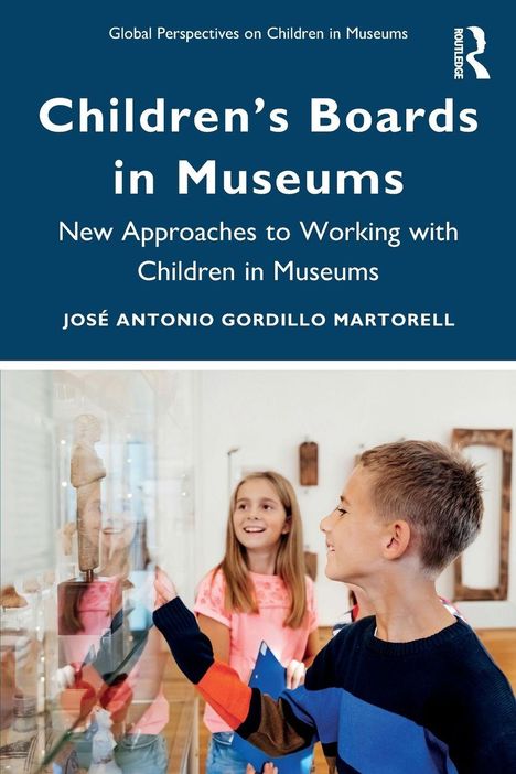 "Children's Boards in Museums" von José Antonio Gordillo Martorell. Zwei Kinder betrachten ein Exponat hinter Glas.