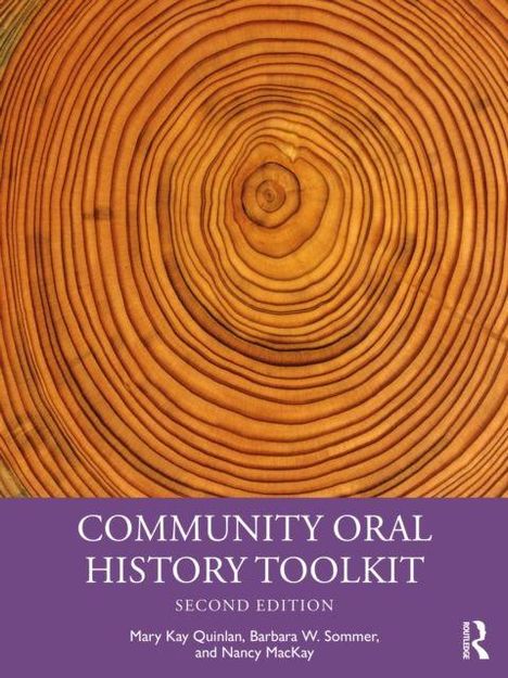 „Community Oral History Toolkit“, zweite Ausgabe. Illustration aus Baumrindenringen, violette Fläche unten.