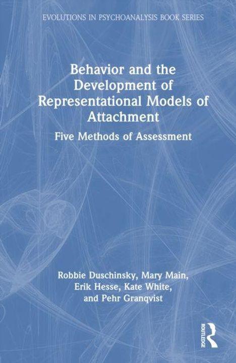 Titel: "Behavior and the Development of Representational Models of Attachment: Five Methods of Assessment". Autoren sind Robbie Duschinsky, Mary Main, Erik Hesse, Kate White und Pehr Granqvist. Ein schlichtes blaues Cover mit einem Routledge-Logo.