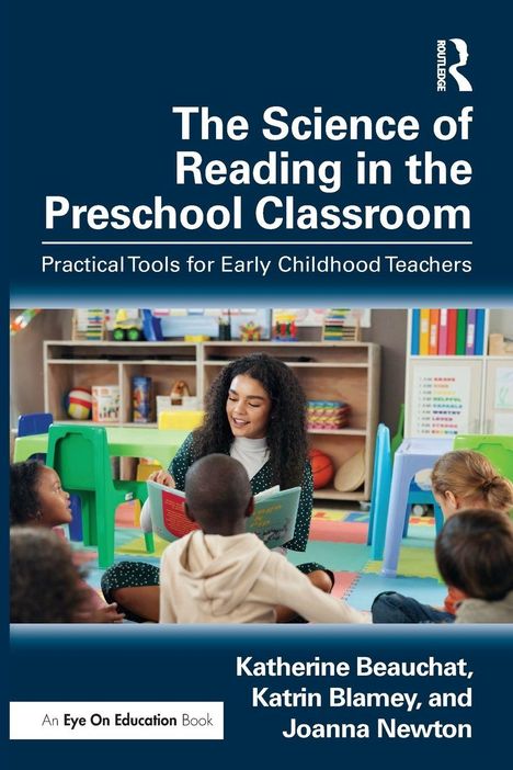 „The Science of Reading in the Preschool Classroom.“ Eine Lehrerin liest Kindern in einer bunten Spielumgebung vor.