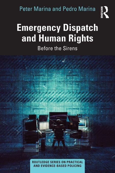 "Emergency Dispatch and Human Rights: Before the Sirens" von Peter und Pedro Marina. Person vor Bildschirmen in dunklem Raum.