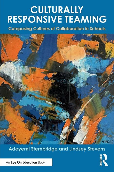 Blauer Hintergrund mit weißem Text: "Culturally Responsive Teaming". Abstraktes Gemälde in Blau, Orange und Weiß.