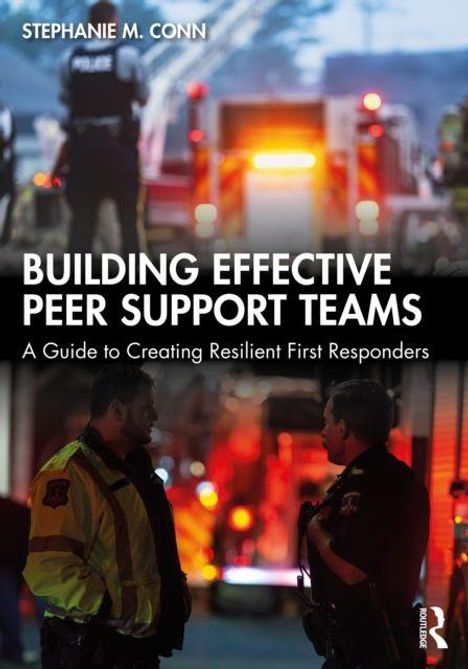 "Building Effective Peer Support Teams: A Guide to Creating Resilient First Responders." Zwei Menschen in Uniformen im Gespräch.