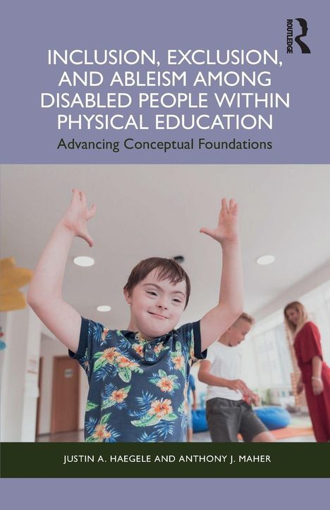 Oben: "Inclusion, Exclusion, and Ableism Among Disabled People Within Physical Education". Kind mit Down-Syndrom hebt die Arme.