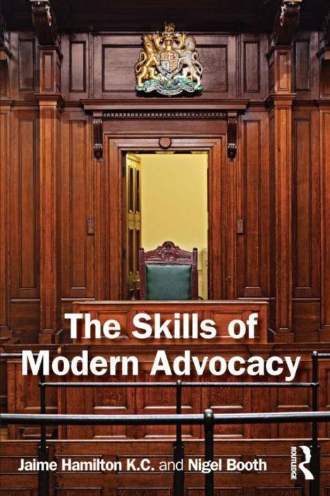 „The Skills of Modern Advocacy“ von Jaime Hamilton K.C. und Nigel Booth. Holzvertäfelter Gerichtssaal mit Richterstuhl.