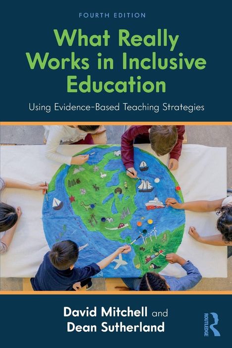 Text: "What Really Works in Inclusive Education". Kinder arbeiten an einer bunten Weltkarte auf einem Tisch.