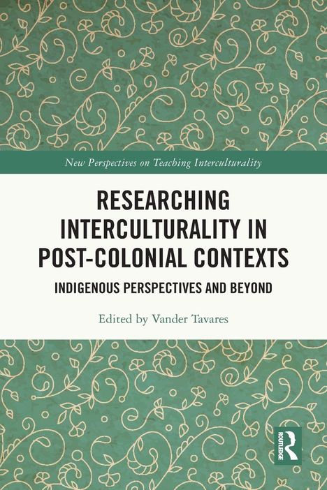 "Researching Interculturality in Post-Colonial Contexts" von Vander Tavares. Grüner Hintergrund mit goldenen Ranken.