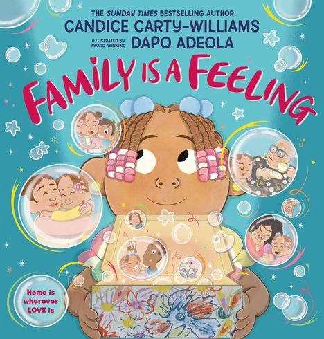 "Family is a Feeling". Ein Kind mit bunten Perlen im Haar hält eine bemalte Kiste. Luftblasen zeigen Szenen familiärer Zuneigung.