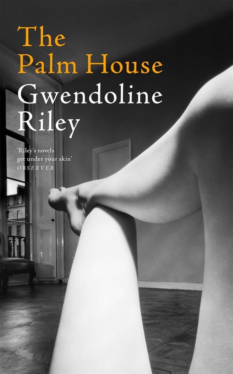 "The Palm House", Gwendoline Riley. Schwarz-weißes Zimmer mit überkreuzten Beinen im Vordergrund.
