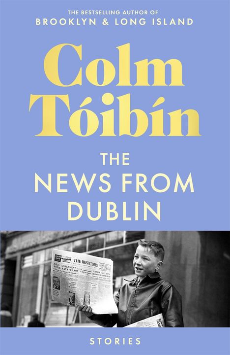 "Colm Tóibín: The News from Dublin. Stories." zeigt einen Jungen, der Zeitungen hält, mit einem blauen Hintergrund.