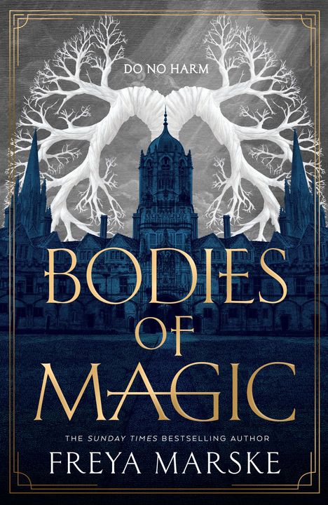 „Do No Harm“, „Bodies of Magic“, „The Sunday Times Bestselling Author Freya Marske“. Gebäudekulisse mit weißen Bäumen.