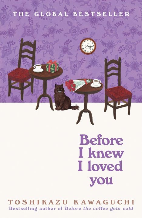 Text: THE GLOBAL BESTSELLER, Before I knew I loved you, TOSHIKAZU KAWAGUCHI. Szene: Zwei Tische, je zwei Stühle, Katze, Geschenke.