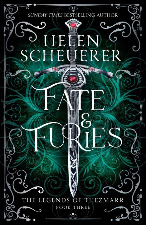 „Helen Scheuerer, Fate & Furies, The Legends of Thezmarr, Book Three.“ Ein Schwert mit roten Edelsteinen vor grünem Muster.