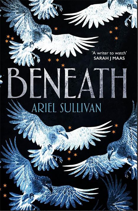 „BENEATH“ von Ariel Sullivan. Zitate: „A writer to watch“ – Sarah J Mass. Weiße Vögel auf dunklem Hintergrund.