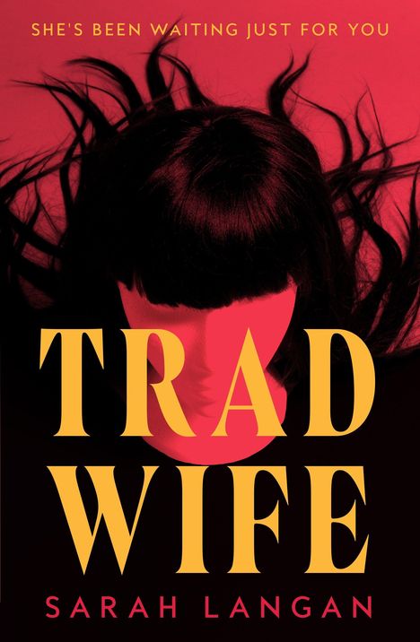 Der Text lautet: "She's been waiting just for you", "Trad Wife", "Sarah Langan". Rote Töne, Frau mit dunklen Haaren.