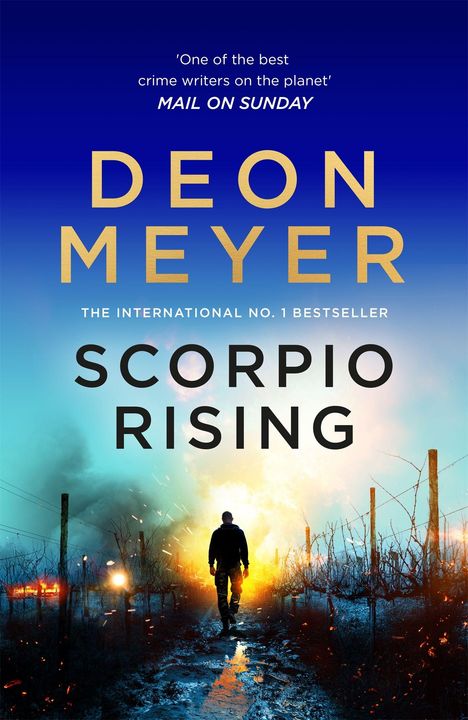 Ein Mann geht auf einen Feuerball zu, umgeben von Feldern und Rauch. Oben stehen: "Deon Meyer", "Scorpio Rising".