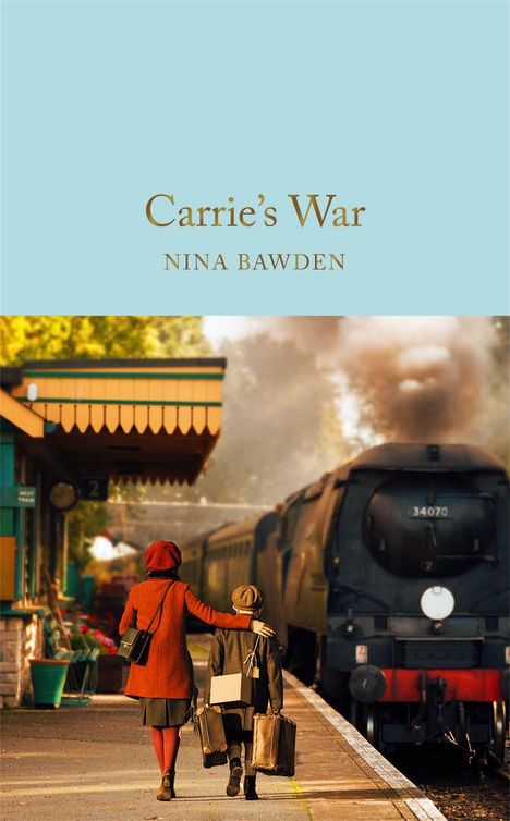 "Carrie's War" von Nina Bawden. Eine Frau und ein Kind auf einem Bahnsteig mit Koffern, neben einer dampfenden Lokomotive.
