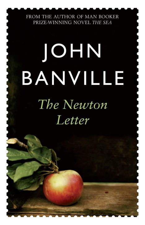 „FROM THE AUTHOR OF MAN BOOKER PRIZE-WINNING NOVEL THE SEA, JOHN BANVILLE, The Newton Letter“. Ein Apfel auf Holz.