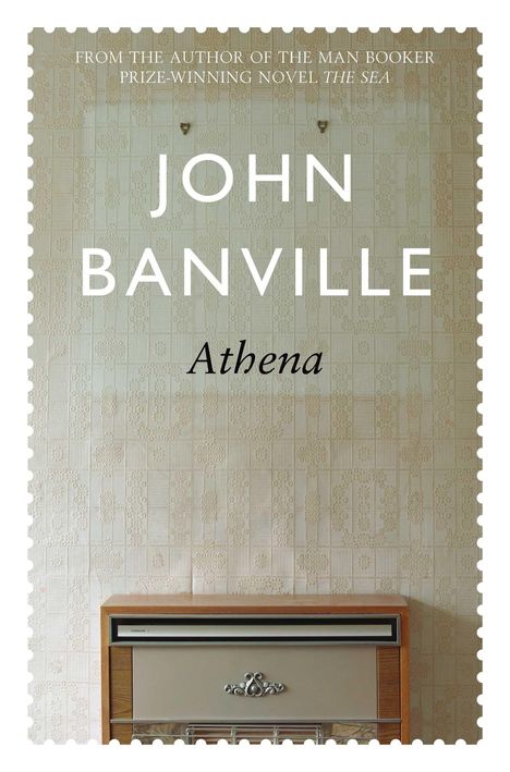 Text: John Banville, Athena. Hintergrund mit tapetenartigem Muster, darunter eine antike Kommode.