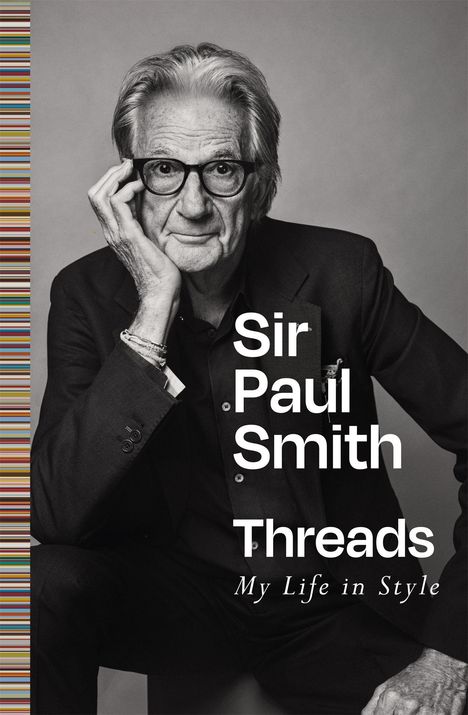 „Sir Paul Smith: Threads - My Life in Style“. Schwarz-weißes Porträt eines Mannes in Anzug, mit Brille, Hand am Gesicht.