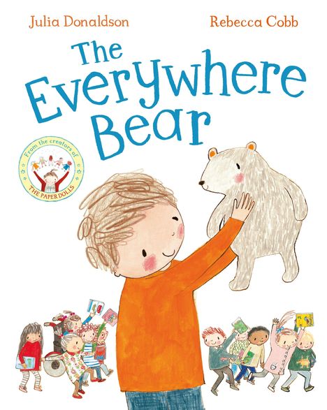 "Julia Donaldson", "Rebecca Cobb", "The Everywhere Bear". Illustration: Kind hebt Stoffbär, umgeben von spielenden Kindern.