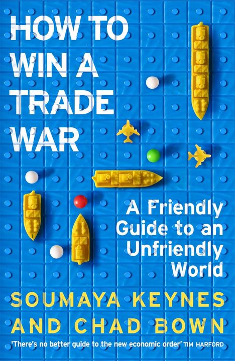 "HOW TO WIN A TRADE WAR" in Weiß auf blauer Spielfeld-Optik mit gelben Schiffen und Flugzeugen, Bälle als Treffer.