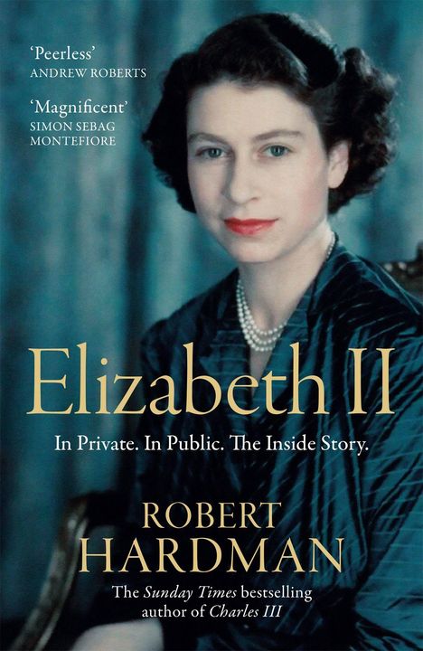 Texte: „Peerless“ Andrew Roberts, „Magnificent“ Simon Sebag Montefiore, „Elizabeth II“, „In Private. In Public. The Inside Story.“ Darunter steht "Robert Hardman, The Sunday Times bestselling author of Charles III". Ein Porträt einer Frau mit Perlenkette.