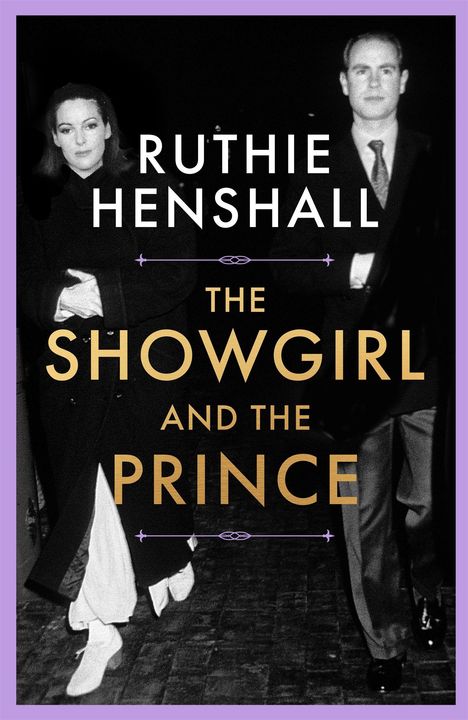 Text: "Ruthie Henshall, The Showgirl and the Prince." Schwarz-weiß Bild von zwei Personen, die in Abendkleidung gehen.
