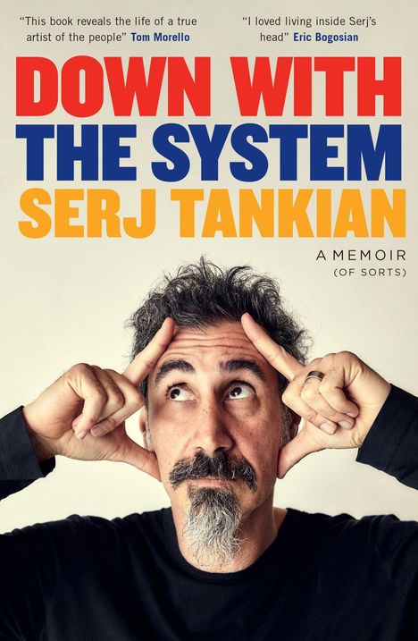 "DOWN WITH THE SYSTEM SERJ TANKIAN" in großen Buchstaben. Ein Mann mit Bart schaut nach oben, Hände an der Stirn.