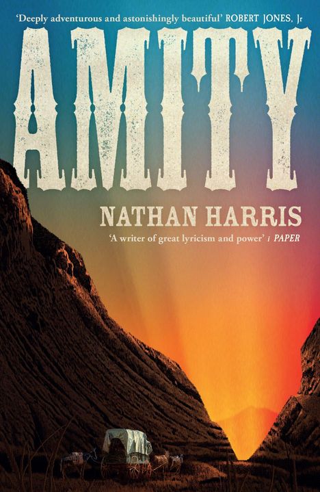 Cover mit großem "AMITY"-Titel, oben Lob von Robert Jones, Jr. Unten: "Nathan Harris" und Zitat von "PAPER". Illustration: Sonnenuntergang im Tal mit Planwagen.
