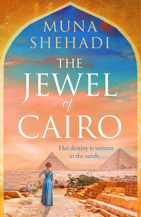 Text: MUNA SHEHADI, THE JEWEL OF CAIRO, Her destiny is written in the sands. Frau in blauem Kleid vor Pyramiden.